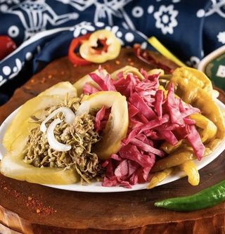 ტრადიციული მჟავეს ასორტი