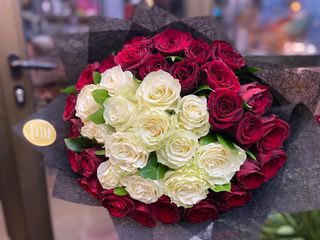  #25. თეთრი და წითელი პრემიუმ ხარისხის ჰოლანდიური ვარდების თაიგული