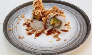 California de gamba con aguacate y cebolla crujiente (8 pzs.)