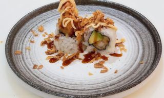 California de gamba con aguacate y cebolla crujiente (8 pzs.)