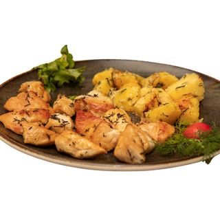 Пилешки хапки с мащерка и чеснови картофки