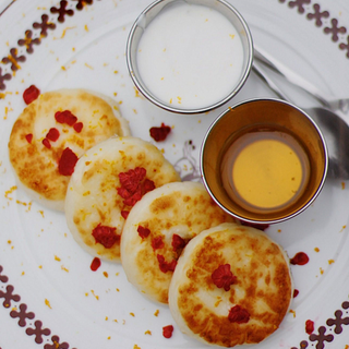 Сирники з медом, сметаною та апельсиновою цедрою (160г)