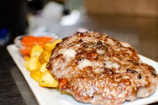 Pljeskavica šefa kuhinje s mladim krumpirom