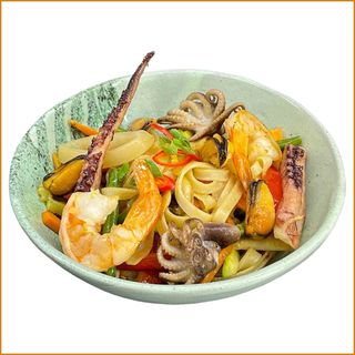 Noodles cu fructe de mare