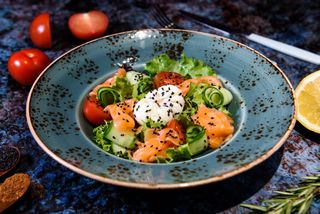 Салат с сёмгой и яйцом пашот