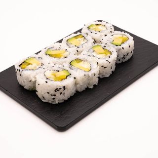 Uramaki de mango y aguacate