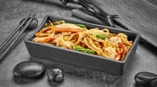 Удон з куркою під соусом теріякі (300г)