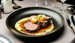 Muschiulet de porc cu mar caramelizat, sos de branzeturi