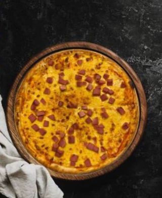 Пицца с колбасой