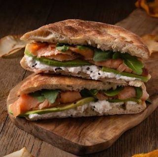 FOCACCIA SALMÓN Y AGUACATE