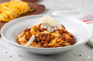 Tagliatelle al ragù pregiato di manzo e scaglie di pecorino di fossa