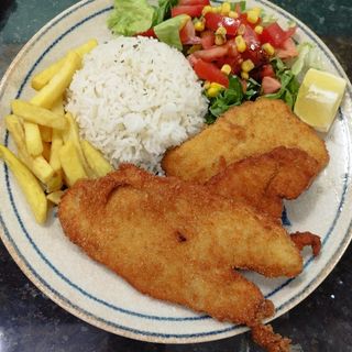 Menú, pechuga empanada 