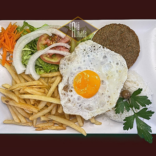 Hambúrguer de legumes com ovo, arroz, batata e salada