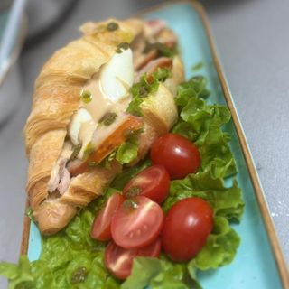 Круассан с курицей и яйцом пашот 