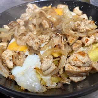 Huevos Rotos con Pollo y Cebolla Caramelizada