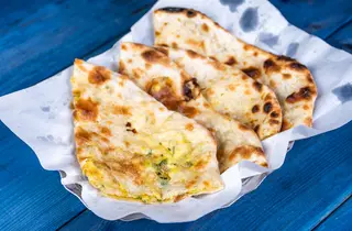 Naan z serem paneer 