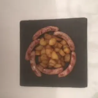 Salchichas de pages a la brasa con patatas