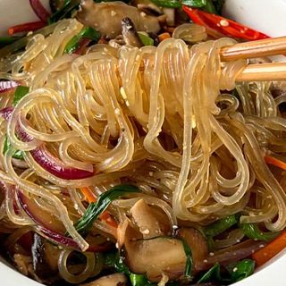 Fideos transparentes con vegetales