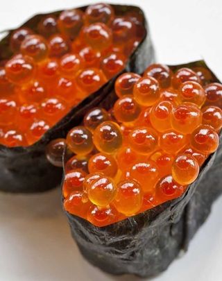 Gunkan Huevas De Salmón