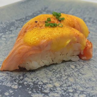 Nigiri de salmón flameado