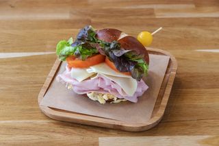 Bocadillo Pan Alemán Con Huevo, Jamón York, Queso Y Aguacate