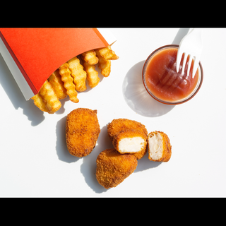 Nuggetsy 10szt z frytkami i sosem