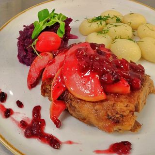 Kaczka (ćwierć) pieczona z jabłkami i  żurawiną