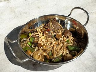 Удон з телятиною під соусом гочуджан (390g)