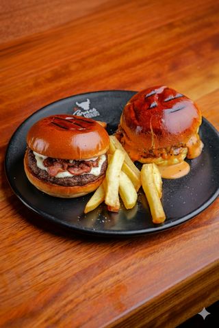 MIX: 1x Burger Gochujang, 1x Burger Chimichurri, 2x Bebidas, Tarta de queso