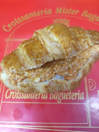 Croissant de bonito con tomate