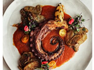 Pulpo con Salsa Romesco, Patatas y Tomates Cherry