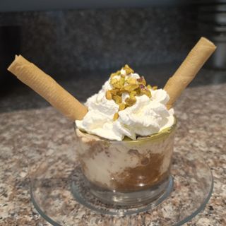 Tiramisú casero con crema de pistacho  