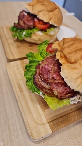 Sendvič sa dimljenim vratom