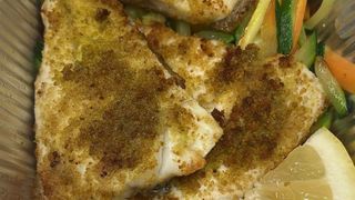 FILETTO DI BRANZINO GRATINATO CON VERDURE SALTATE