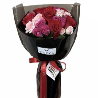 Buchet 7 trandafiri Freedom și 8 miniroze roz