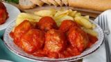 Albóndigas Con Tomate (8 Uds.) Y Patatas Fritas