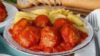 Albóndigas Con Tomate (8 Uds.) Y Patatas Fritas