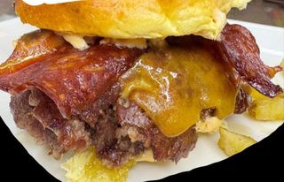 Hamburguesa ibérica + racion de patatas + bebida