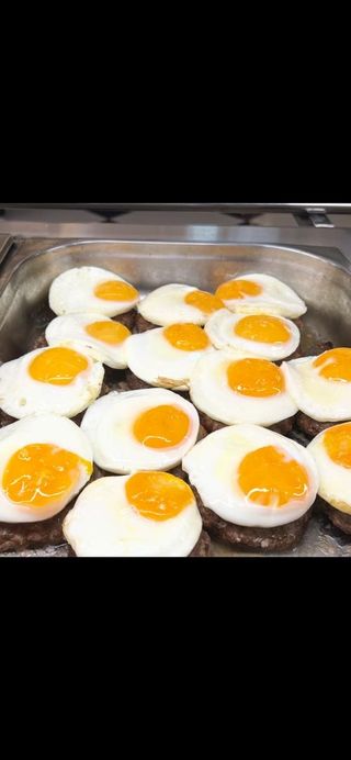 Бифштекс с яйцом