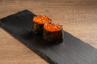 59. Nigiri Gunkan Ikura (2 Uds.)