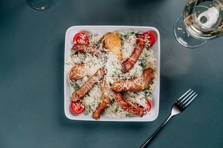 ცეზარი ბეკონით და ქათმის ფილეთი