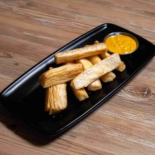 Yucas a la huancaína