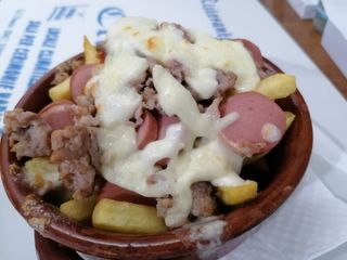 Patatine, würstel e mozzarella