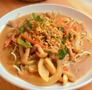 Fideos Salteados Crujientes Con Carne De Cerdo Y Verduras