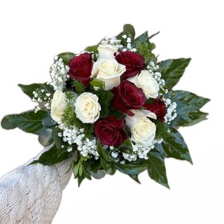 Ramo de 5 rosas vermelhas e 4 rosas brancas 