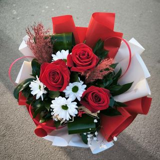 Elegantni buket sa 3 crvene ruže, za dame sa stilom