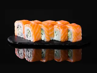 B16. Salmón uramaki