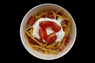 Stracciata di burrata con pachino e speck