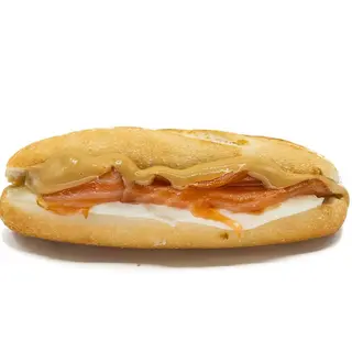 71. Salmón ahumado, crema de Camembert y salsa mostaza miel    