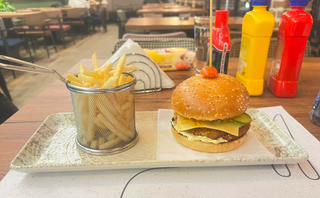 Chilli burger i pomfrit